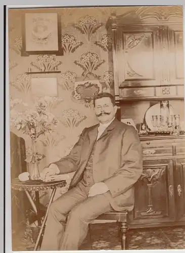 (F21130) Orig. Foto Herr zu Hause am kleinen Tisch, Anrichte 1910