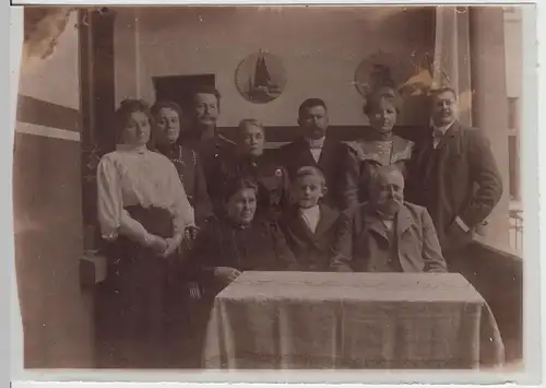 (F21128) Orig. Foto Personen zu Hause am Tisch, Gruppenbild 1910