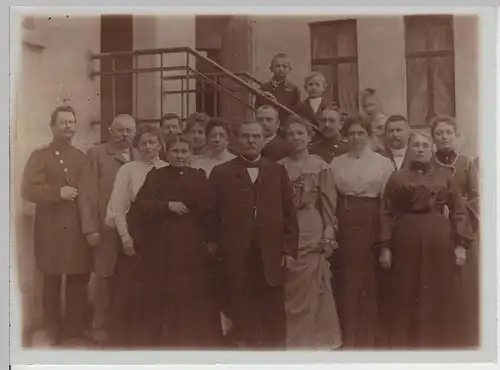 (F21127) Orig. Foto Personenam Haus, Gruppenbild 1910