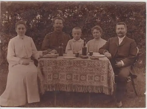 (F21126) Orig. Foto Personen am Tisch im Garten 1910er