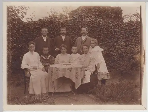 (F21124) Orig. Foto Personen am Tisch im Garten 1910er