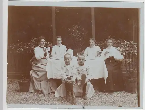 (F21122) Orig. Foto Frauen und Jungs vor Gartenhäuschen an Kaffeetisch 1910er