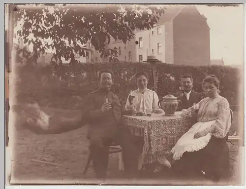 (F21121) Orig. Foto Personen sitzen im Garten, Junge in Hängematte 1910er