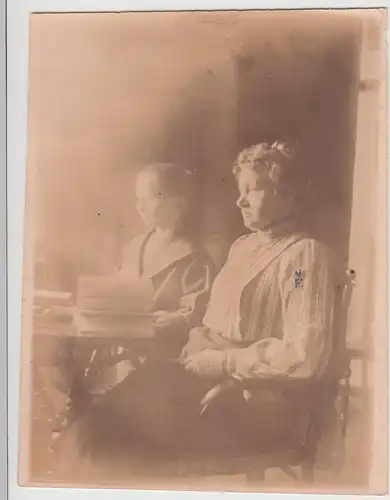 (F21119) Orig. Foto Frau und Junge mit Buch am Tisch 1910er