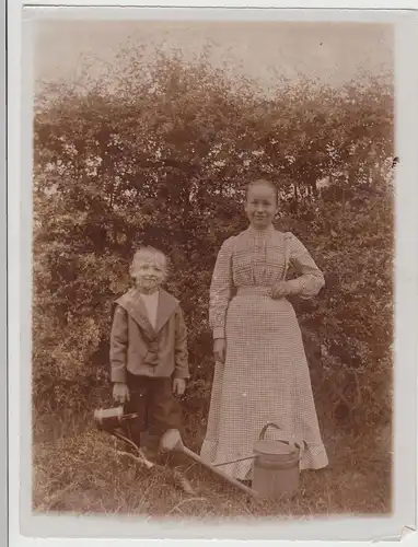 (F21115) Orig. Foto junge Frau und Junge mit Gießkannen 1910er