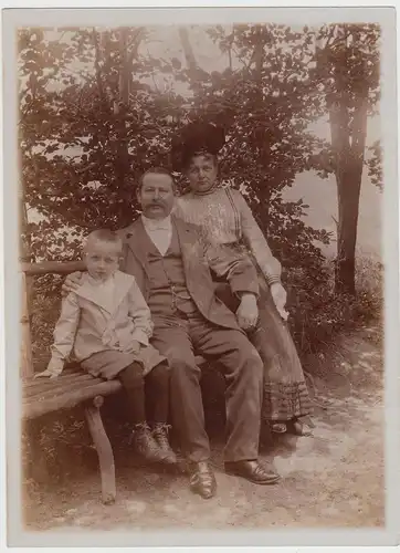 (F21109) Orig. Foto Familie sitzt auf einer Bank 1910er