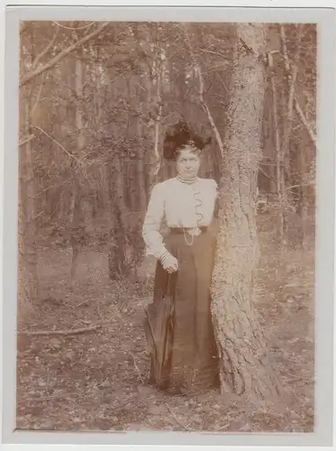 (F21108) Orig. Foto Frau im Wald an einem Baum 1910er
