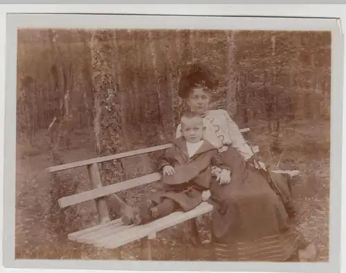 (F21107) Orig. Foto Frau und Junge sitzen auf einer Bank 1910er