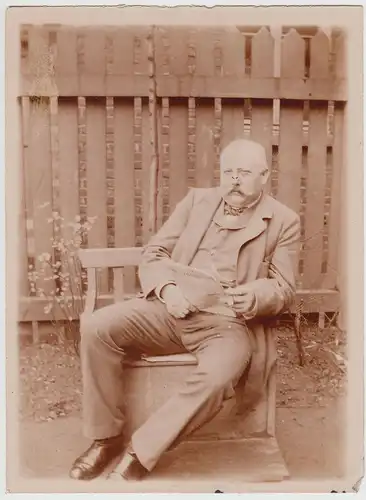 (F21105) Orig. Foto Herr mit Zeitung auf kleiner Bank am Gartenzaun 1910er