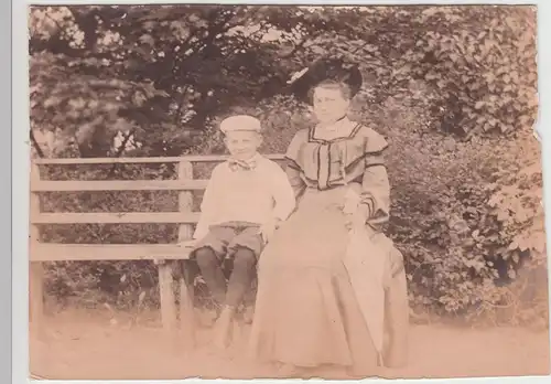 (F21102) Orig. Foto Frau und Junge sitzen auf einer Bank 1910er