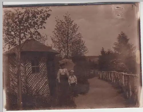 (F21101) Orig. Foto Frau und Junge an einem kleinen Holzhäuschen 1910er