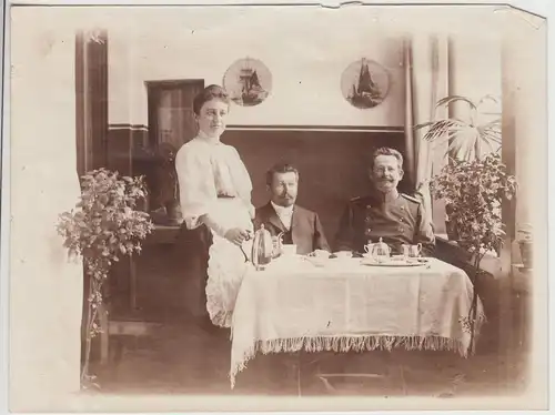 (F21100) Orig. Foto Personen, Familie zu Hause am Kaffeetisch, Soldat 1910er