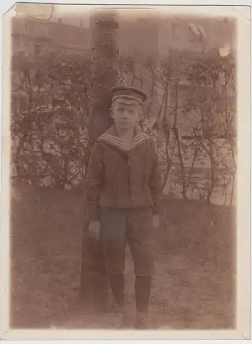 (F21099) Orig. Foto Junge in Matrosenkleidung lehnt am Baum 1910er