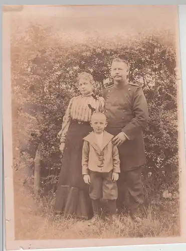 (F21098) Orig. Foto Familie im Freien, deutscher Soldat 1910er