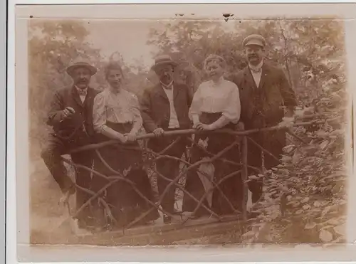(F21096) Orig. Foto Personen stehen auf kleiner Brücke 1910er
