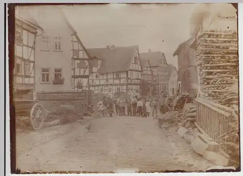 (F21095) Orig. Foto Personen auf Straße, Fachwerkhäuser, Holzstapel 1910er