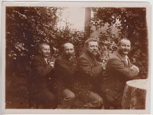 (F21087) Orig. Foto Männer sitzen hintereinander im Freien 1910er