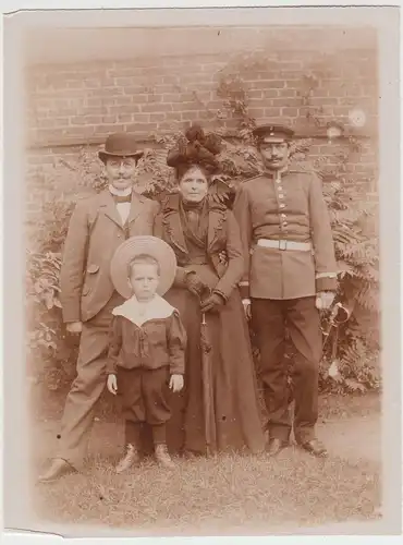 (F21084) Orig. Foto Personen im Freien, Familie m. junge u. Soldat 1910er