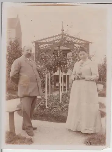 (F21083) Orig. Foto Personen im Garten, am Gartenhäuschen 1910er