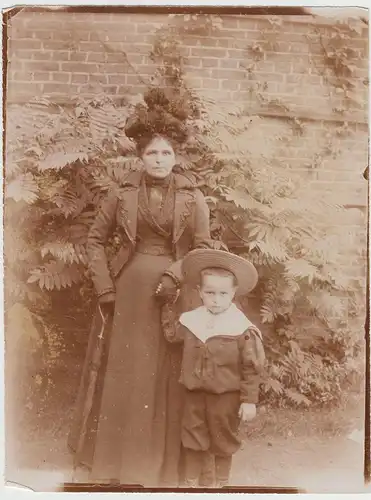(F21082) Orig. Foto Frau und kleiner Junge im Freien 1910er