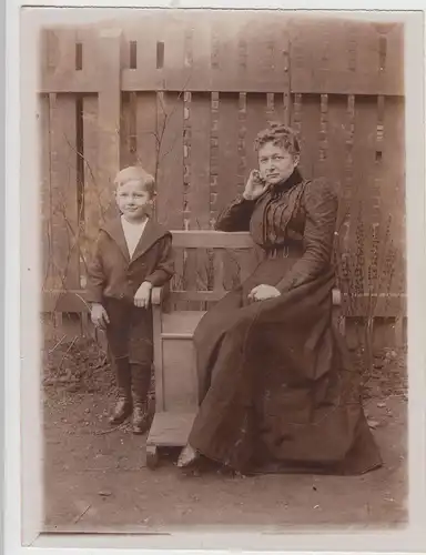 (F21081) Orig. Foto Frau und Junge auf kleiner Bank am Gartenzaun 1910er