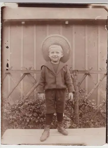 (F21077) Orig. Foto kleiner Junge mit großem Strohhut 1910er