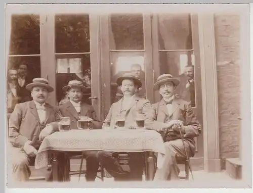 (F21074) Orig. Foto Herren mit Hut bei einem Glas Bier 1910er