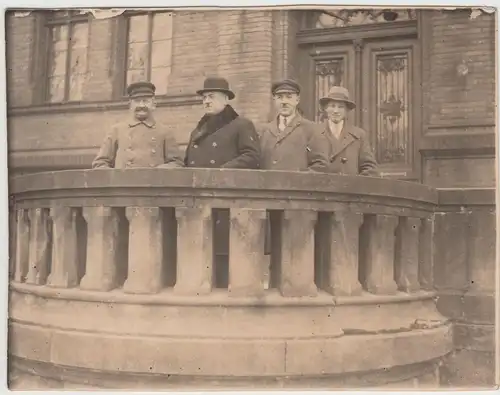 (F21072) Orig. Foto Herren m. Mantel u. Hut auf einem Balkon 1931