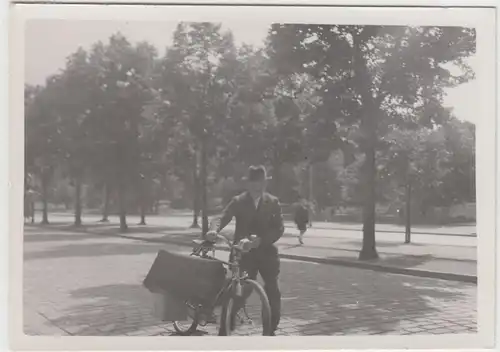 (F21063) Orig. Foto Mann transportiert Koffer mit Fahrrad 1941