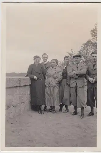 (F21062) Orig. Foto Königsbrück, Personen beim Kriegerdenkmal 1939