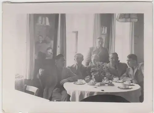 (F21061) Orig. Foto Personen am Frühstückstisch in der Gaststube 1939