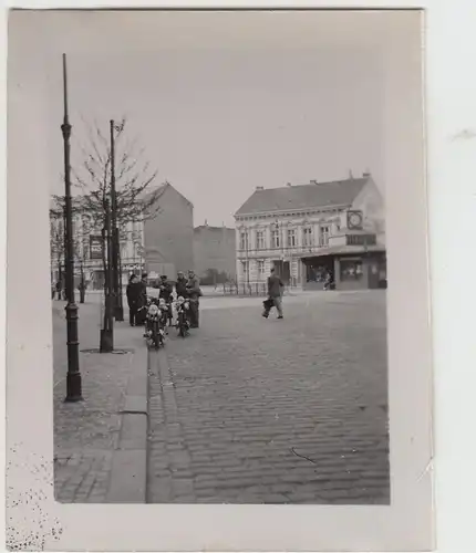 (F21059) Orig. Foto Motorradfahrer am Straßenrand, Stadt in Sachsen 1939