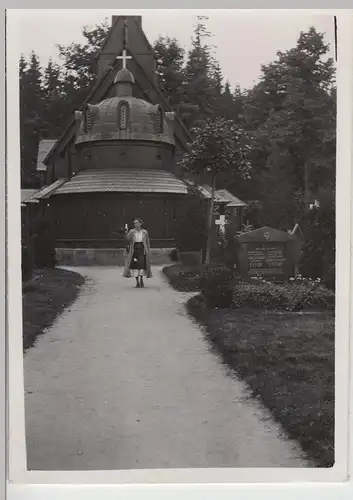 (F21054) Orig. Foto Frau an der Kirche Wang 1938