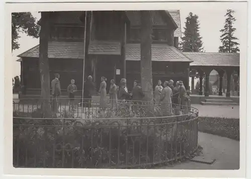 (F21053) Orig. Foto Personen an der Kirche Wang 1938