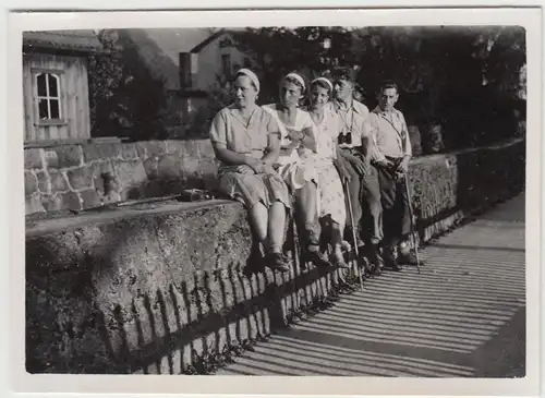 (F21051) Orig. Foto Personen Wanderer sitzen auf e. Mauer, b. Burg Kynast 1938