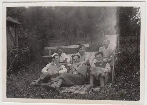 (F21047) Orig. Foto Personen sitzen im Freien, Liegestuhl im Garten 1938