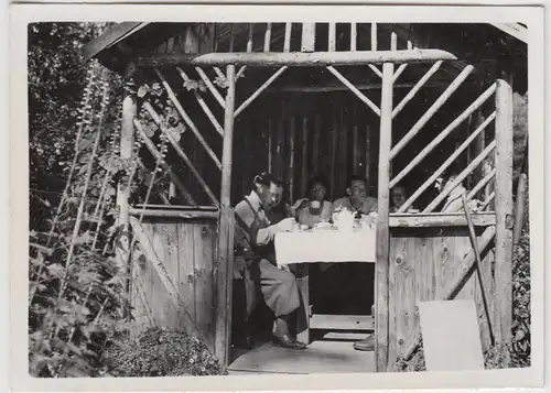 (F21045) Orig. Foto Personen beim Frühstück in der Gartenlaube 1938