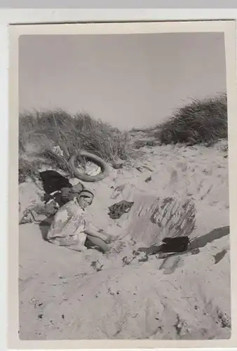 (F21035) Orig. Foto Dierhagen, Frau am Strand, in Sandloch 1937