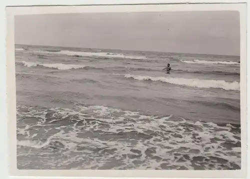 (F21033) Orig. Foto Dierhagen, Wellengang am Strand 1937