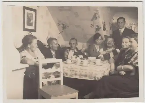 (F21025) Orig. Foto Personen am Kaffeetisch in Dachwohnung 1937