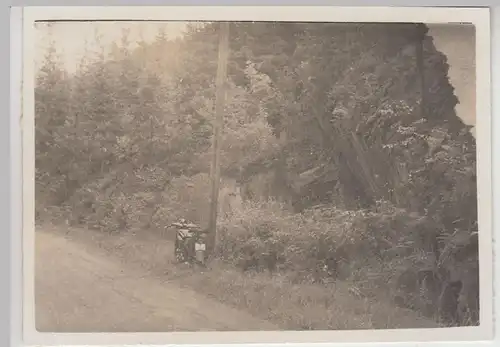 (F21021) Orig. Foto Motorrad lehnt am Mast, Ausfahrt Saalfeld Ranis 1936