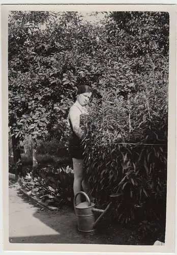 (F21014) Orig. Foto Frau mit Gießkanne im Garten 1930er
