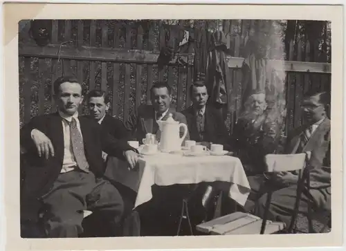 (F21013) Orig. Foto Männer im Garten am Kaffeetisch 1937