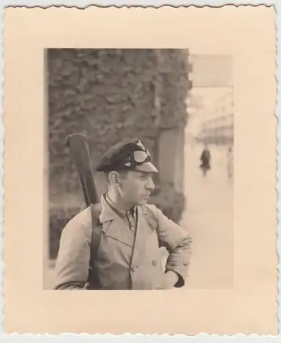 (F21012) Orig. Foto Mann mit Schiebermütze u. Brille a.d. Straße 1930er