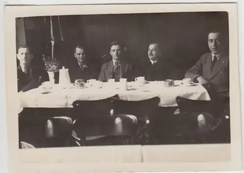 (F21011) Orig. Foto Männer sitzen am Kaffeetisch, Himmerfahrt 1936