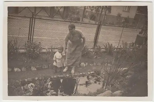 (F21001) Orig. Foto Frau mit Kind im Garten, Wünsdorf 1933
