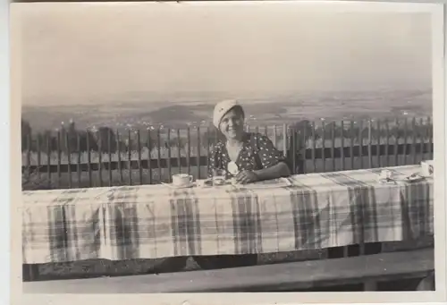 (F20996) Orig. Foto Frau an einer langen Tafel im Freien 1930er