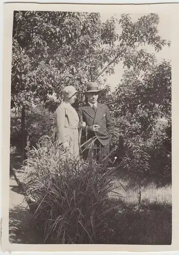 (F20994) Orig. Foto Personen stehen im Garten 1935