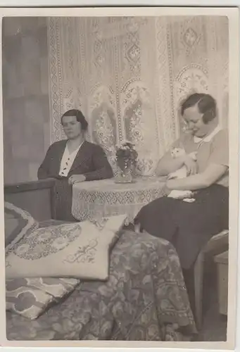 (F20984) Orig. Foto 2 Frauen mit Kätzchen am kleinen Tisch zu Hause 1930er