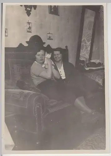 (F20983) Orig. Foto 2 Frauen mit Kätzchen auf dem Sofa 1930er